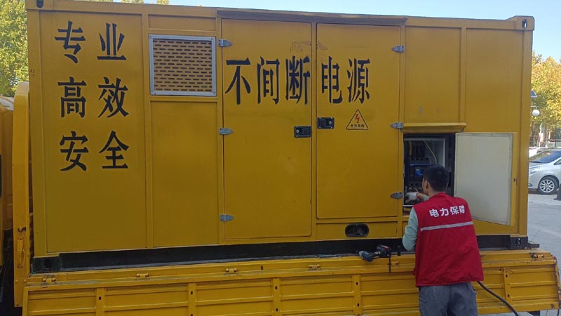 察哈尔右翼前柴油发电机组和UPS电源配合使用时，如何避免切换过程中的电力中断？